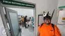 Seorang staf Eliminate Dengue Project (EDP) Yogyakarta mengenakan maskot Wolbachia Pengendali alami DBD di Laboratorium EDP Yogyakarta, (16/6). Nyamuk pengendali alami DBD akan di lepasliarkan di daerah yang menjadi endemi demam berdarah. (Boy Harjanto)