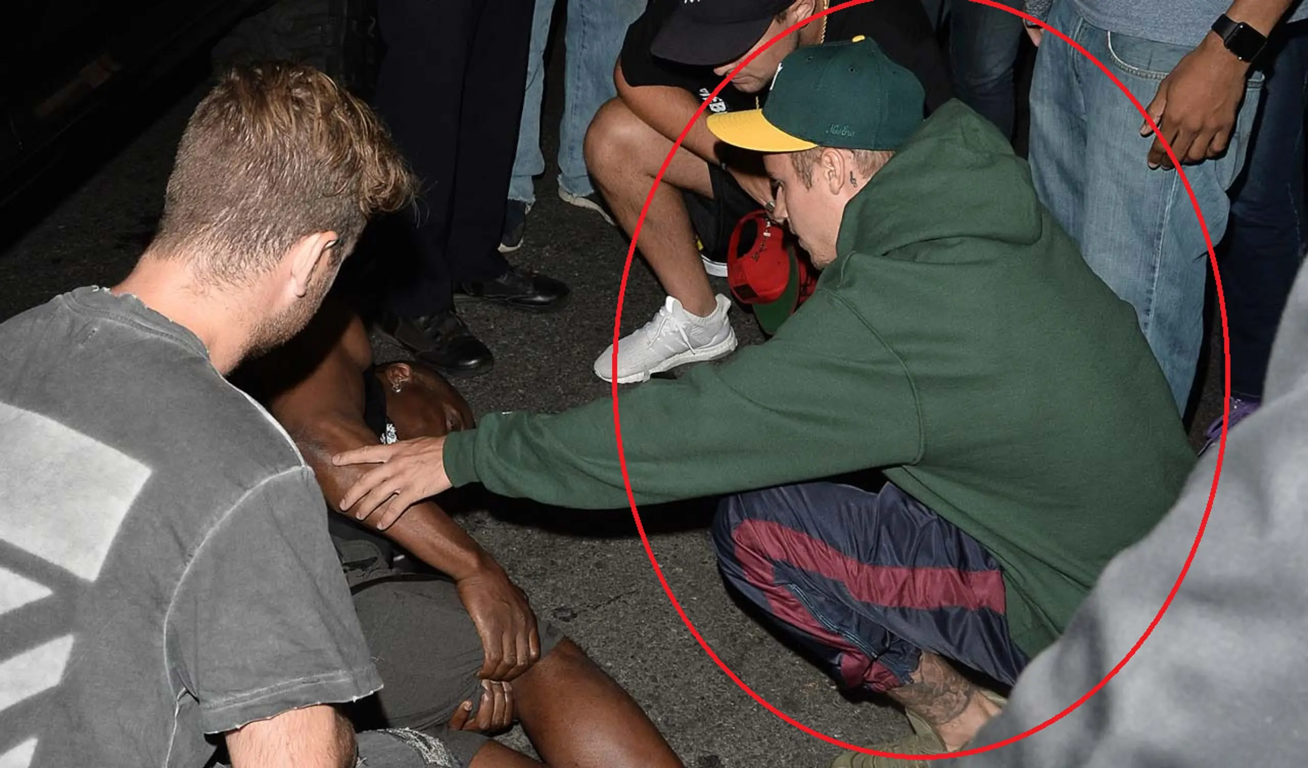 Justin Bieber saat menolong pria yang tak sengaja tertabrak mobilnya (FoxNews)