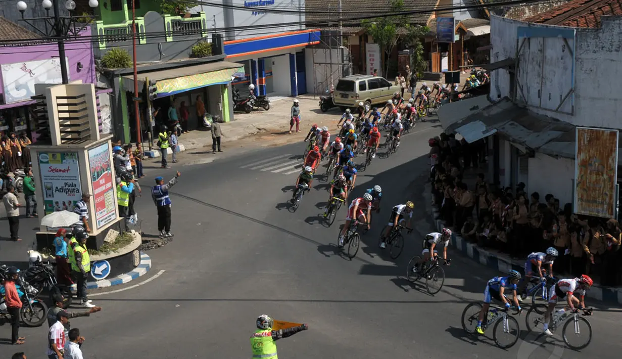 Etape 2 Internasional Tour De Banyuwangi Ijen menempuh jarak 100 Km. Tampak, sejumlah pebalap melintasi salah satu sudut Kecamatan Genteng, Banyuwangi, (17/10/2014). (Liputan6.com/Helmi Fithriansyah)