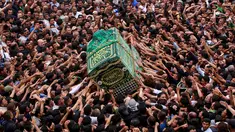 Umat Syiah Irak membawa peti jenazah saat memperingati wafatnya Imam Musa al-Kadhim di Kadhimiya, distrik utara Baghdad, Irak (23/4). Imam Musa al-Kadhim adalah imam ketujuh dari 12 imam Syiah yang meninggal pada 799. (AFP/Sabar Arar)