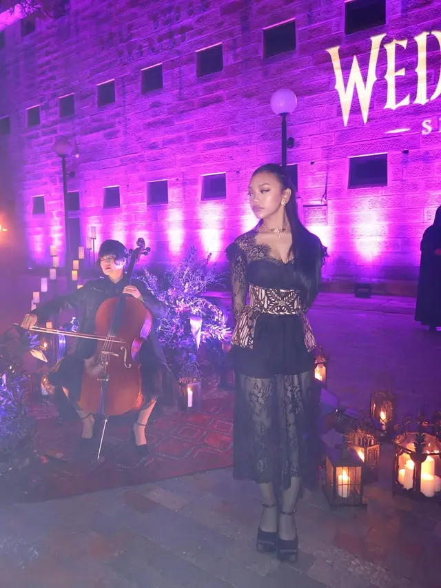 Gaya Gothic Naura Ayu di Premiere Wednesday Season 2 di Sydney, dari Latex Gown Glamor hingga Sentuhan Wastra
