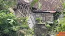 Citizen6, Jombang: Rumah warga dipinggir sungai Marmoyo mengalami tanah longsor karena hujan selama empat hari. (Pengirim: Safrial)
