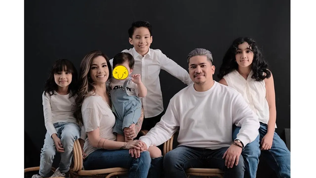 Harmonis, Ini 6 Gaya Pemotretan Sheila Marcia dan Keluarga