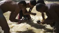 Krisis Kian Parah, Warga Venezuela Memulung Barang di Sungai