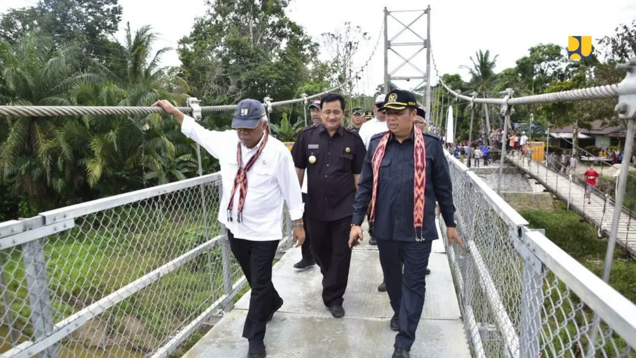 Menteri PUPR meresmikan  Jembatan Gantung Sungai Ensilat di Kabupaten Kapuas Hulu, Kalimantan Barat (Kalbar)