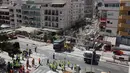 Sebuah gedung apartemen lima lantai runtuh di kota wisata Los Cristianos, Tenerife, Spanyol, Kamis (14/4). Sedikitnya satu orang tewas sementara sembilan lainnya terjebak di dalam reruntuhan gedung tersebut. (Desiree MARTIN/AFP)