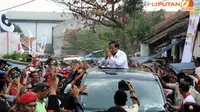 Prabowo Subianto terlihat berpamitan kepada massa dan simpatisan Partai Gerindra yang hadir dalam kampanye umum terbuka di lapangan Bojongloa Bandung Jabar (Liputan6.com/Helmi Fithriansyah)