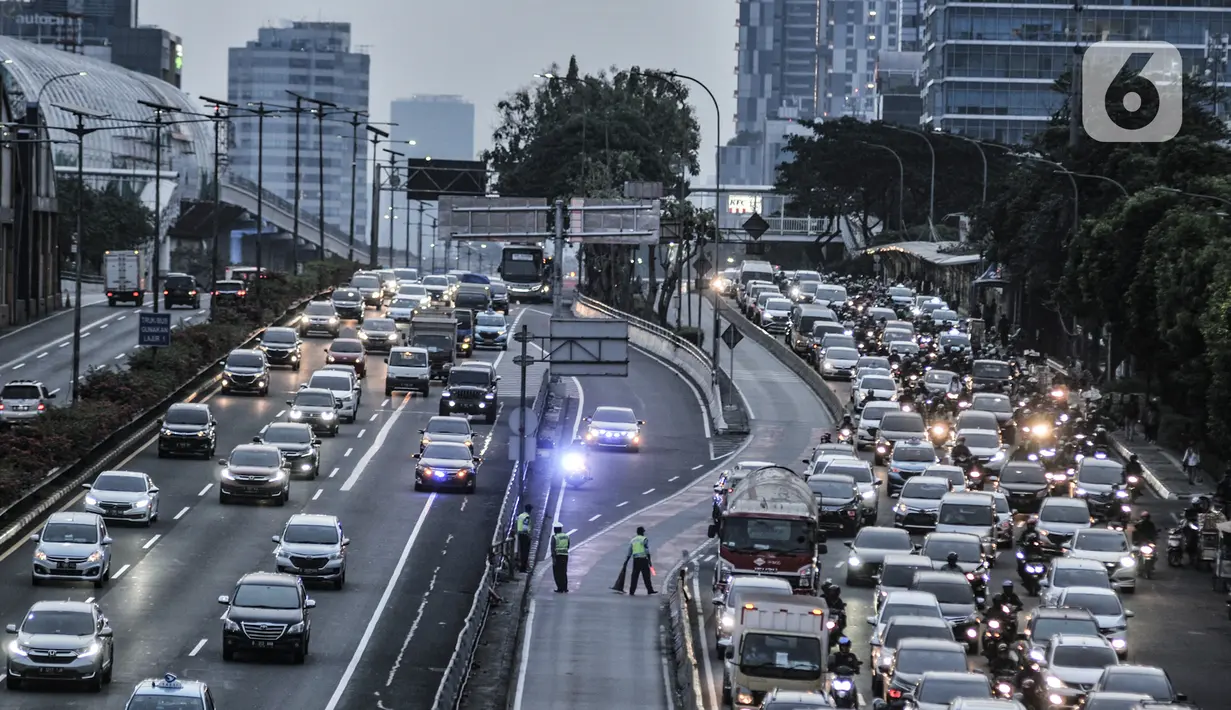 Kepadatan arus lalu-lintas saat pemberlakuan Ganjil Genap di Jalan MT Haryono, Jakarta, Senin (3/8/2020). Seperti diketahui, Pemprov DKI Jakarta kembali memberlakukan Ganjil Genap di 25 ruas jalan Ibu Kota sebagai upaya menekan laju pertambahan kasus Covid-19. (merdeka.com/Iqbal S. Nugroho)