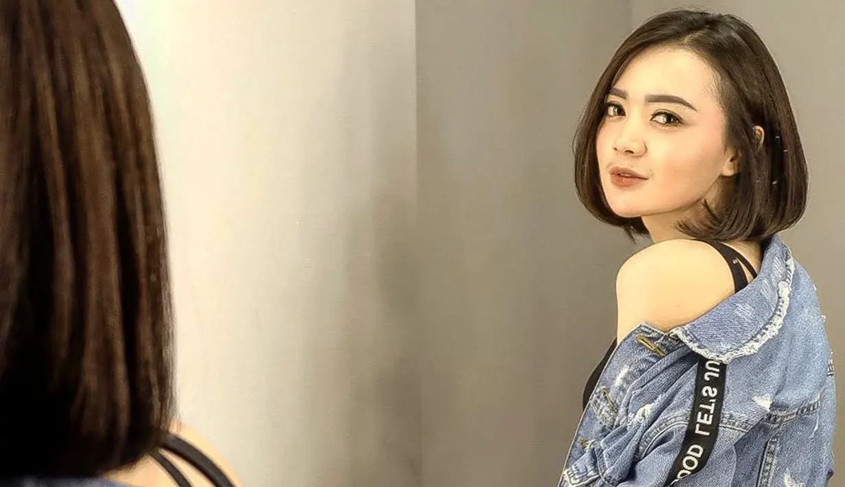 Memadukan tank top hitam dengan jaket denim membuat gaya casual pemain film 'The Secret: Suster Ngesot Urban Legend'  ini semakin trendi. Riasan yang natural membuat ia semakin memesona. (Liputan6.com/IG/@wikasalim)