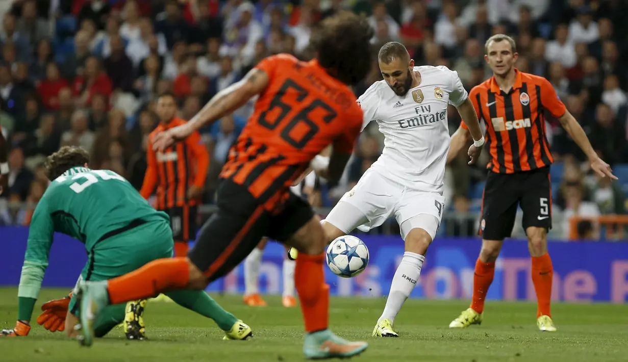 Karim Benzema saat mencetak gol ke gawang Shaktar Donetsk di laga Grup A Liga Champions yang berlangsung di Stadion Santiago Bernabeu, Madrid, Spanyol. Rabu (16/9/2015) dini hari WIB. (Reuters/Susana Vera)