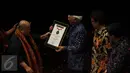 Jaya Suprana (kiri) memberikan penghargaan kepada Gus Mus saat HUT MURI ke 26, Jakarta, Kamis (28/1/2016). Gus Mus membuat rekor sebagai seniman seni lukis klelet rokok kretek pertama yang membuat pameran di galeri nasional. (Liputan6.com/Yoppy Renato)