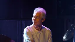 Drummer The Rolling Stones Charlie Watts tampil di atas panggung Olympia dalam konser dalam tur dunia band "Forty Licks" di Paris, Prancis, 12 Juli 2003. Kabar meninggalnya Charlie Watts dibagikan oleh The Rolling Stones melalui keterangan yang diunggah di akun Instagram mereka. (Eric Feferberg/AFP)