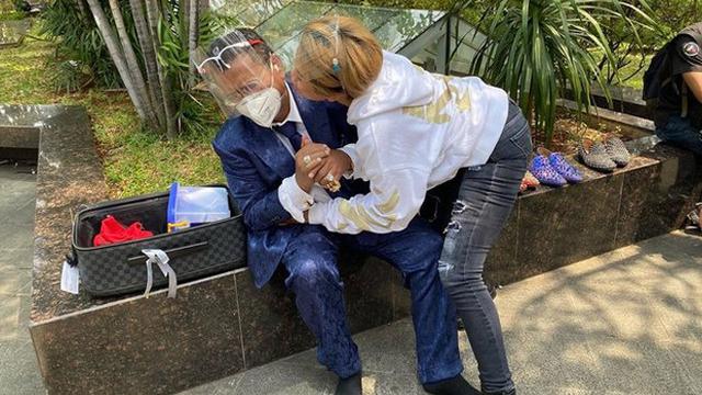 Nikita Mirzani terlihat menggoda Hotman Paris.