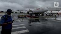 Pesawat Batik Air Airbus 330-300CEO bersiap untuk diberangkatkan ke Wuhan dari Terminal 1 H Bandara Soekarno Hatta, Tangerang, Banten, Sabtu (1/2/2020). Sebanyak 250 WNI di Hubei yang tersebar di tujuh lokasi termasuk di Wuhan akan dijemput oleh sejumlah tenaga medis dari Indonesia. (merdeka.com/Ima