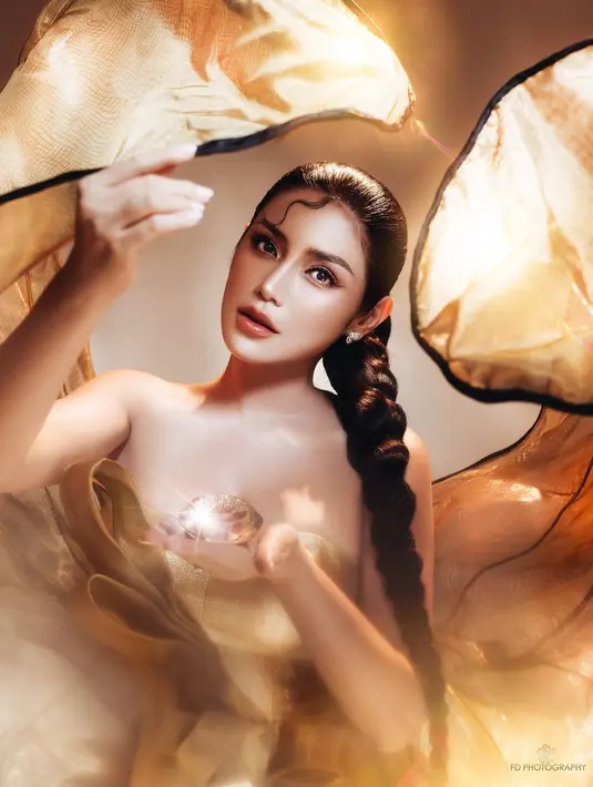 Jessica Iskandar kembali tuai pujian saat jadi Mother of Gold di pemotretan terbaru [@inijedar]