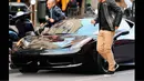 Bintang sepakbola asal Jerman, Mesut Ozil menggunakan Ferrari 458 yang dibanderol £169.545 atau setara Rp3,1 miliar. (Istimewa)