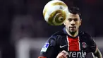 Paris-Saint-Germain's forward Mateja Kezman eyes the ball during the French League Cup football match Paris vs. Nancy, on November 12, 2008 at the Parc des Princes stadium in Paris. / FRANCK FIFE
