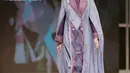 Model mengenakan busana rancangan desainer Wingyo saat tampil dalam Muslim Fashion Festival 2018 di Jakarta, Jumat (20/4). Wingyo menampilkan rancanganya dengan tema 'Violetaria'. (Liputan6.com/Faizal Fanani)