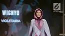 Model mengenakan busana rancangan desainer Wingyo saat tampil dalam Muslim Fashion Festival 2018 di Jakarta, Jumat (20/4). Wingyo menampilkan rancanganya dengan tema 'Violetaria'. (Liputan6.com/Faizal Fanani)
