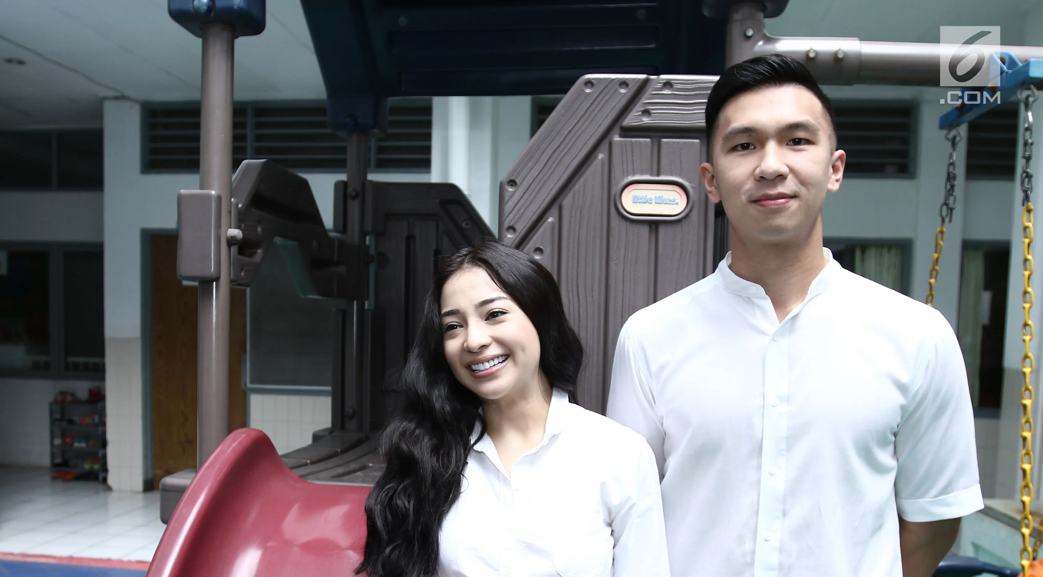 Aktris Nikita Willy dan kekasihnya Indra Djokosoetono berpose di di Yasasan Sayap Ibu di kawasan Barito, Jakarta, Kamis (29/6). (Liputan6.com/Herman Zakharia)