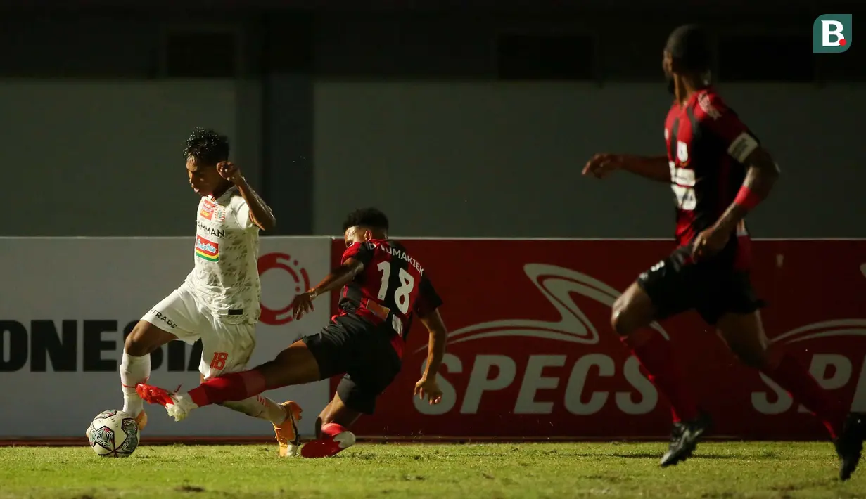 Pemain Persipura Jayapura, Ramai Rumakiek (tengah) berusaha menghalau bola dari pemain Persija Jakarta, Nico Saputro (kiri) dalam laga pekan ke-3 BRI Liga 1 2021/2022 di Stadion Indomilk Arena, Tangerang, Minggu (19/9/2021). Kedua tim bermain imbang 0-0. (Bola.com/Ikhwan Yanuar)