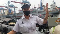 Seorang anggota navy menjelaskan soal kapal penyelamat. Dok: Tommy Kurnia/Liputan6.com