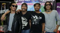 Personil Slank berpose usai menggelar jumpa pres di Auditorium TVRI, Jakarta, Sabtu (26/12/2015). Slank akan mengadakan konser bertajuk 'Konser Legenda 32 Tahun Slank' di salah satu stasiun televisi. (Liputan6.com/Herman Zakharia)