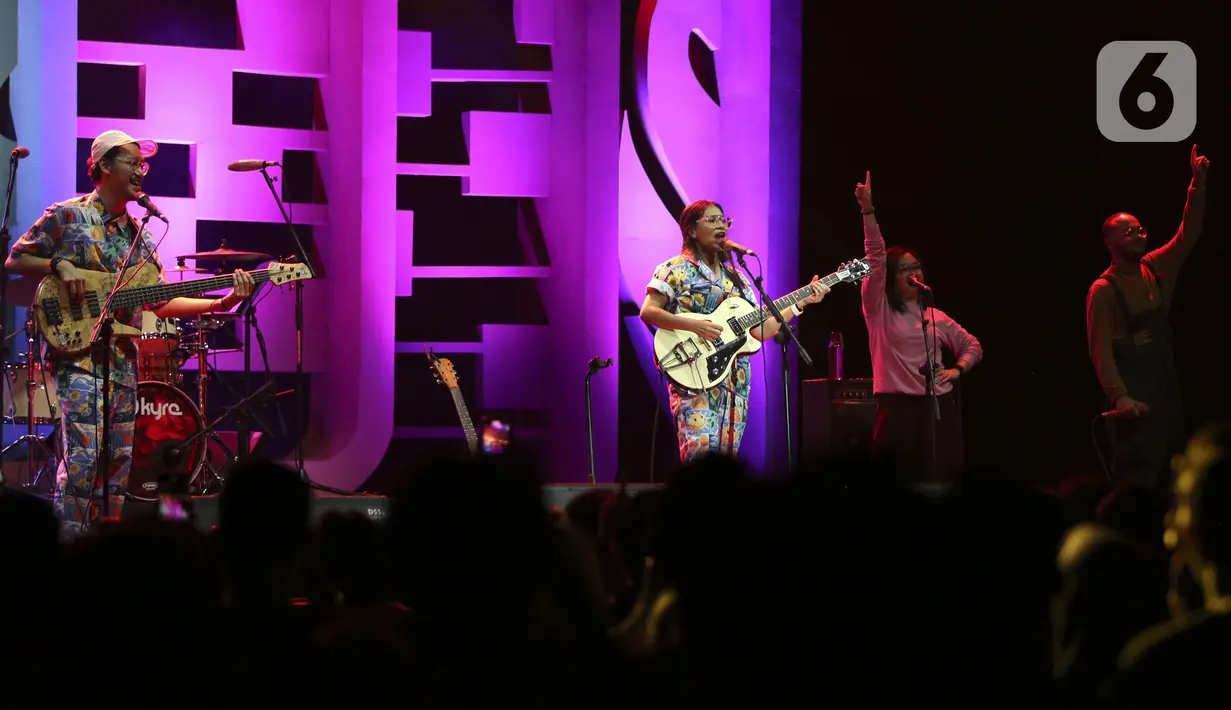 Duo musisi Endah N Rhesa tampil pada hari pertama BNI Java Jazz Festival 2022 di JIExpo Kemayoran, Jakarta, Jumat (27/5/2022). Perhelatan musik BNI Java Jazz Festival 2022 digelar pada 27-29 Mei dengan menampilkan musisi-musisi dari dalam dan luar negeri. (Liputan6.com/Johan Tallo)