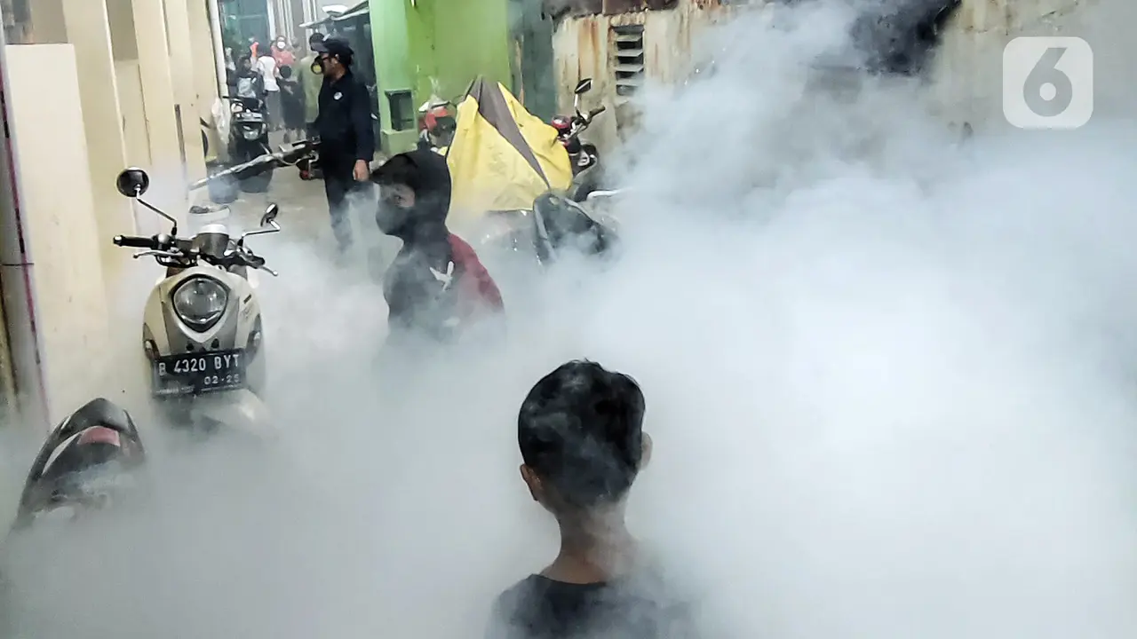 FOTO: Fogging Pemukiman Padat Penduduk Cegah DBD