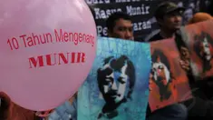 Komisi untuk Orang Hilang dan Tindak Kekerasan (Kontras) melakukan aksi di depan Rumah Transisi Jokowi-JK, Jakarta, (8/9/14). (Liputan6.com/Johan Tallo)