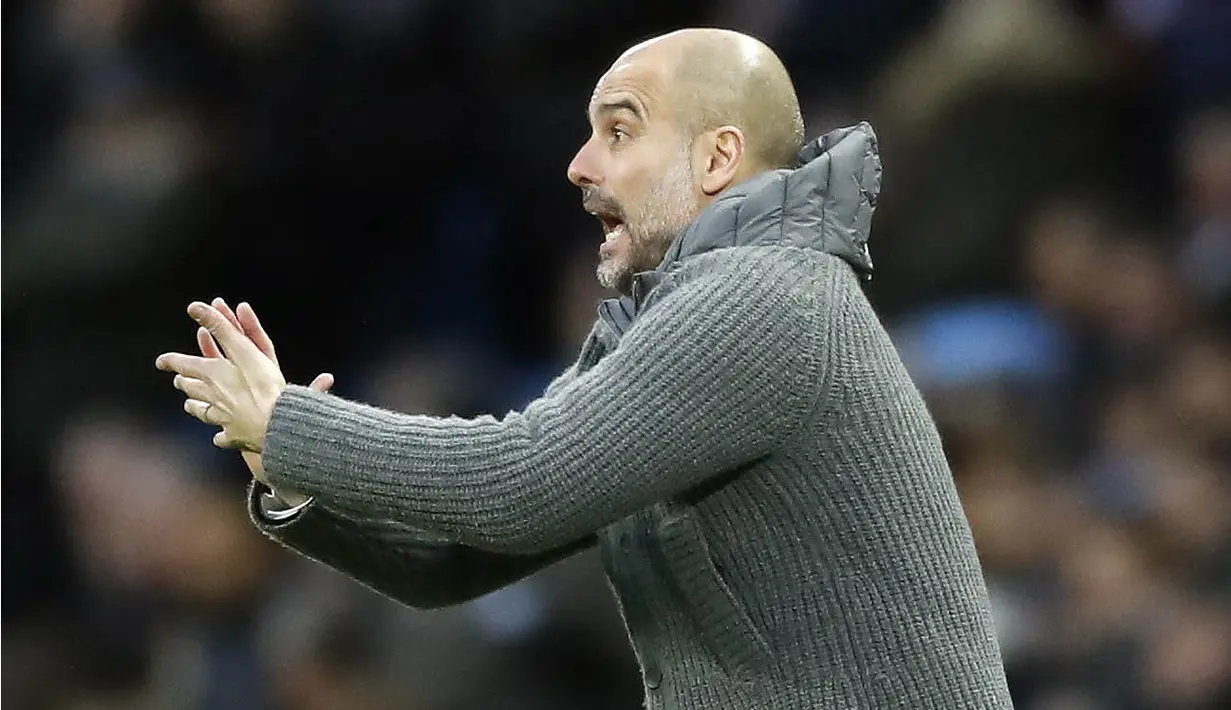 Pelatih Manchester City, Pep Guardiola, memberikan arahan kepada anak asuhnya saat melawan Watford pada laga Premier League 2019 di Stadion Etihad, Sabtu (9/3). Manchester City menang 3-1 atas Watford. (AP/Martin Rickett)
