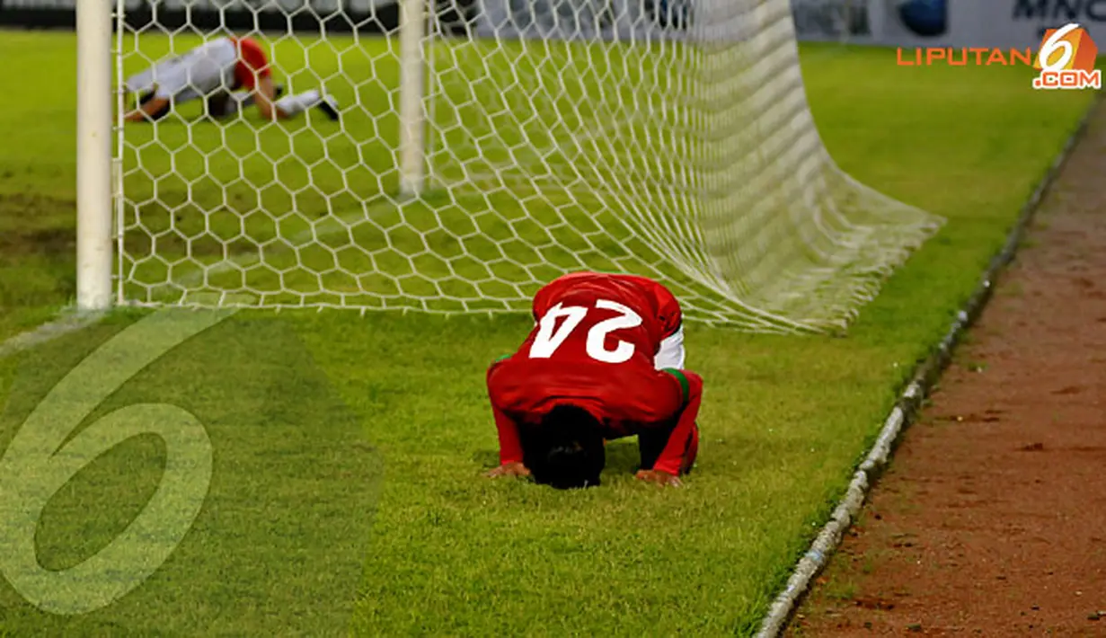 Zulham Manik Zamrun melakukan sujud syukur usai mencetak gol ke gawang Kyrgyzstan (Liputan6.com/ Helmi Fithriansyah)