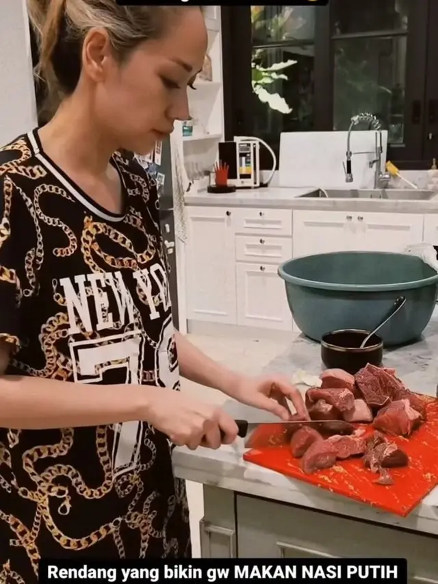 7 Potret Bunga Citra Lestari Masak Rendang 18 Kg, Persiapan Lebaran