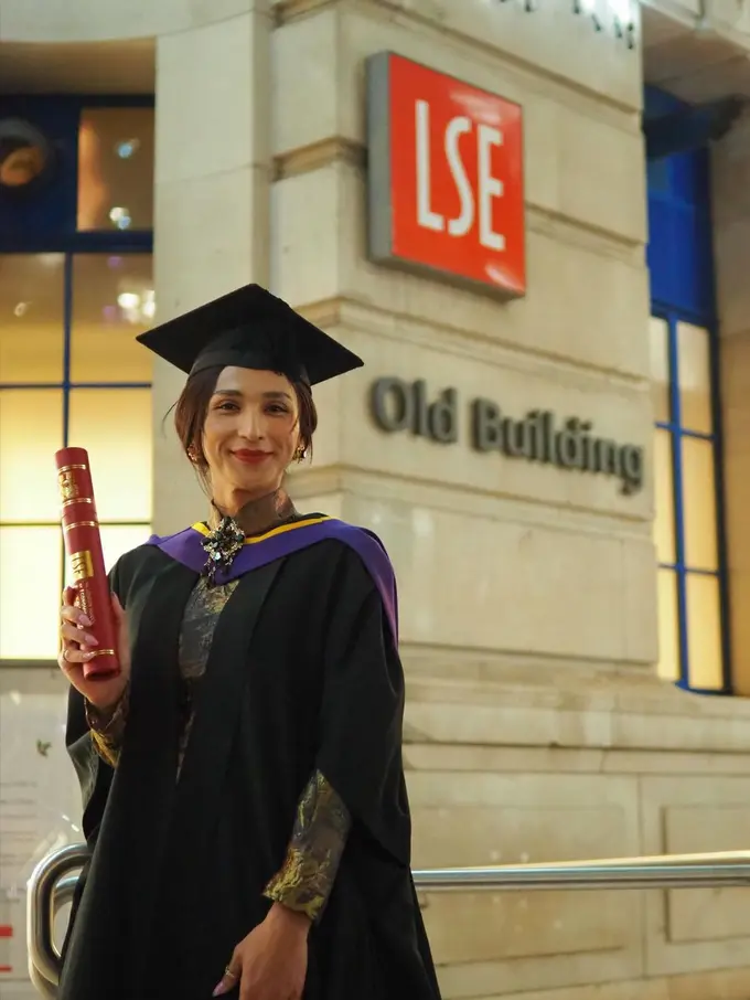 8 Gaya Dena Rachman Kenakan Kebaya Janggan Multiwarna untuk Wisuda di London, Sebut Soal Kesetaraan Gender Melalui Pakaian