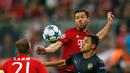 Penyerang Arsenal, Alexis Sanchez (tengah) berusaha melewati dua pemain Bayern Muenchen pada lanjutan Grup F liga champions di stadion Allianz Arena, Munich, Jerman (4/11). Muenchen menang atas Arsenal dengan skor 5-1. (Reuters/John Sibley) 