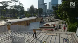 Aktivitas pekerja menyelesaikan proyek pembangunan Taman Spot dan Budaya Dukuh Atas, Jakarta, Rabu (19/6/2019). Taman tersebut digunakan untuk menciptakan ruang ekspresi budaya yang pembangunnnya hampir rampung. (merdeka.com/Imam Buhori)