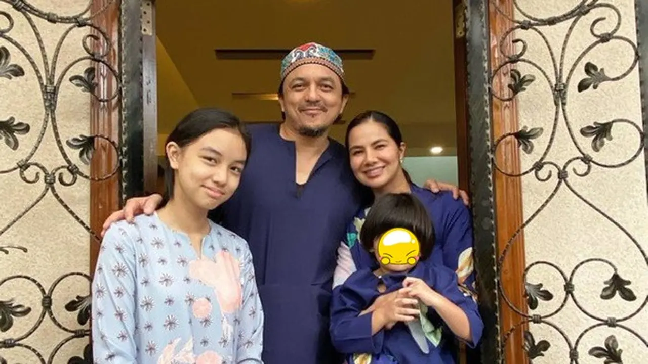 Tepis Kabar Rumah Tangga Retak, Ini 6 Momen Engku Emran Lebaran Bareng Istri