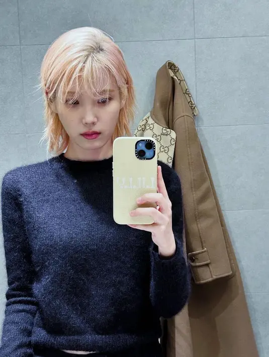 Jika biasanya IU tampil elegan dengan rambut hitamnya, kali ini ia tampil dengan rambut yang lebih berwarna. [@dlwlrma]