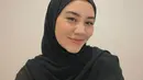 Lima foto berbagai pose dibagikan di akun insatgramnya dengan mengenakan hijab hitam.
 [Instagram/aaliyah.massaid]