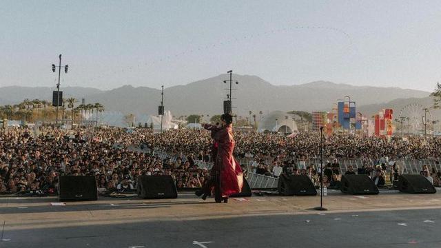 8 Gaya Nyentrik Niki Zefanya Tampil Perdana di Coachella 2022