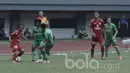 Pemain Semen Padang, Riko Simanjuntak, berusaha melewati pemain Bhayangkara FC pada laga lanjutan Liga 1 Indonesia di Stadion Patriot, Bekasi, Sabtu (20/05/2017). Bhayangkara FC menang 1-0. (Bola.com/M Iqbal Ichsan)