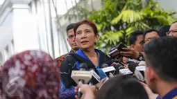 Menteri Kelautan dan Perikanan, Susi Pudjiastuti ketika memberi keterangan usai menemui Presiden Jokowi di Istana Merdeka, Jakarta, Senin (22/6). Kedatangan Menteri Susi untuk melaporkan dicabutnya izin 15 perusahaan ikan. (Liputan6.com/Faizal Fanani)