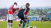 Striker Arema, Thiago Furtuoso, ditempel dua pemain Persipura di Stadion Kanjuruhan, Malang, Jumat (27/4/2018). (Bola.com/Iwan Setiawan)
