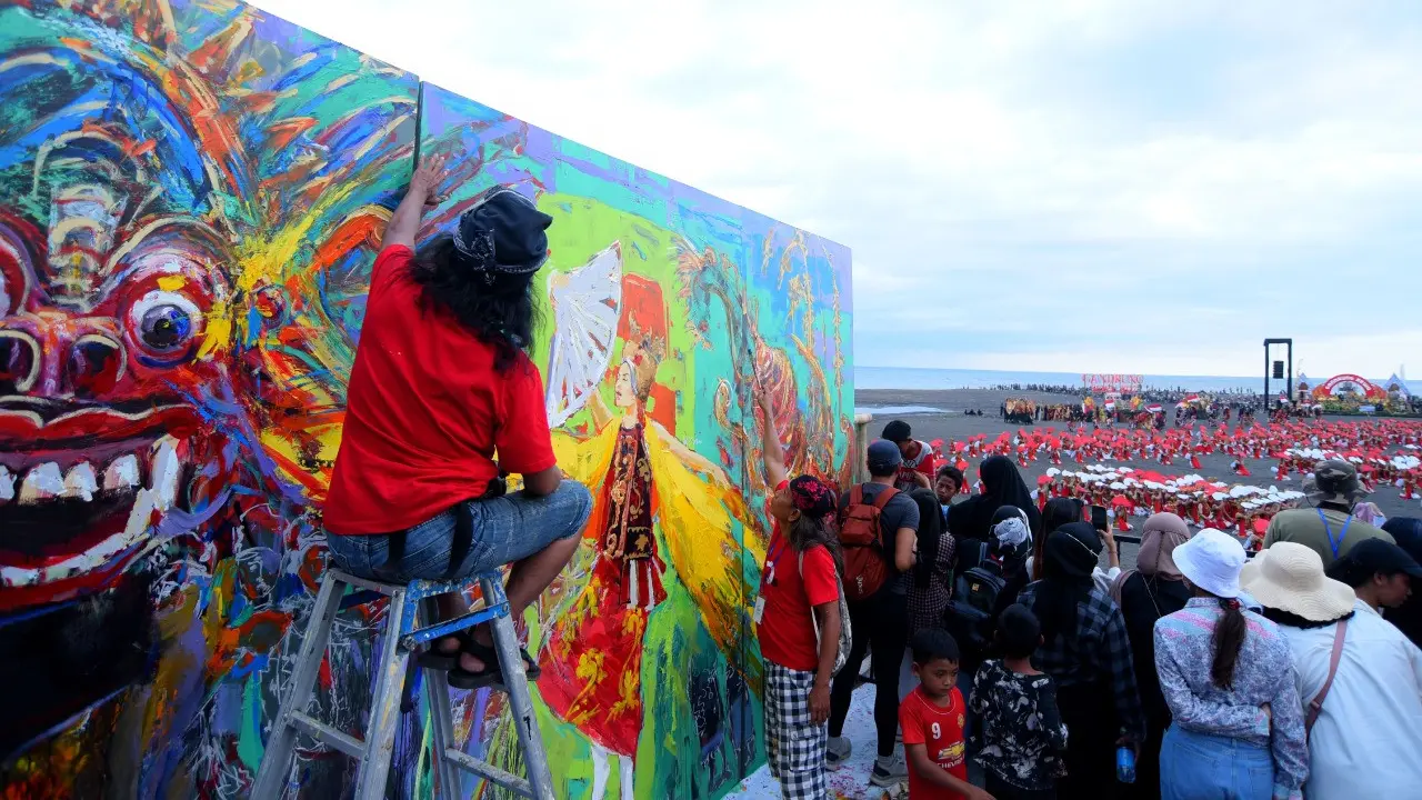 Para perupa di Banyuwangi Melukisa Gandrung dan Barong ditengah festival Gandrung Sewu 2022 di Banyuwangi (Istimewa)