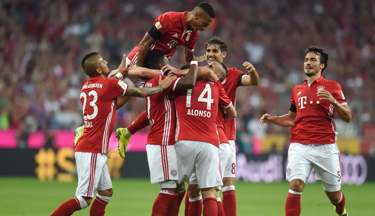 Pemain Bayern Munchen merayakan kemenangan atas Werder Bremen dalam laga Bundesliga di Allianz Arena, Munchen, Sabtu (27/8/2016) dini hari WIB. (AFP/Christof Stache)