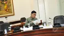 Mendagri Tjahjo Kumolo mempersiapkan berkas sebelum rapat terbatas bersama presiden di Istana Kepresidenan, Jakarta, Rabu (11/3/2015). (Liputan6.com/Faizal Fanani)