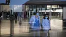 Orang-orang yang memakai masker sebagai tindakan pencegahan berjalan di dalam rumah sakit di Barcelona, ​​Spanyol, Senin (8/1/2024). (AP Photo/Emilio Morenatti)