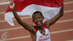 Ekspresi pelari Indonesia, Agus Prayogo saat merayakan kemenangannya di nomor lari 10.000 m putra SEA Games 2015 di National Stadium, Singapura, Rabu (10/6/2015). Agus mencatat waktu 29 menit dan 41,56 detik. (Liputan6.com/Helmi Fithriansyah)