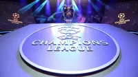 Trofi Liga Champions berada di tengah panggung drawing fase grup Liga Champions 2019-2020, di Monaco, Kamis (29/8/2019).  (AFP / Valery Hache)