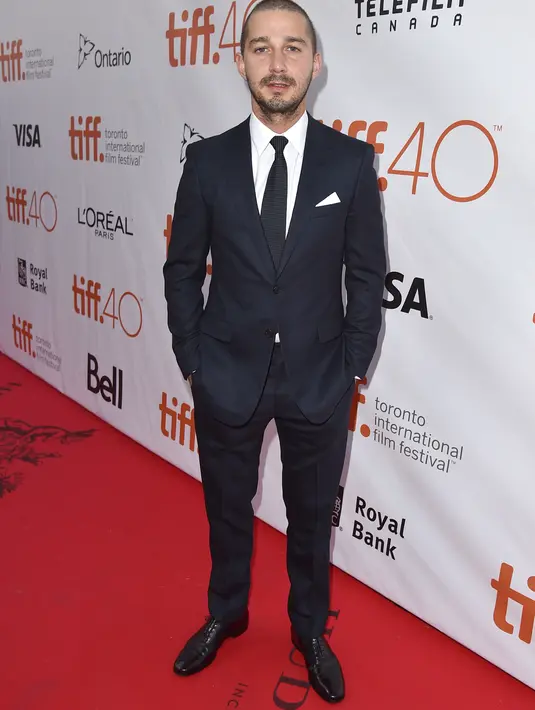 Dilansir dari US Weekly, bahwa Mia Goth telah memakai cincin pertunangannya dengan Shia. (AFP/Bintang.com)